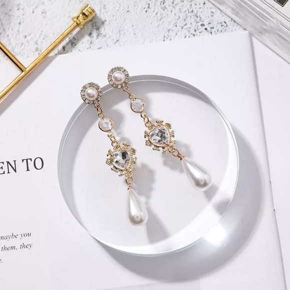 Jewelry - Royal crystal heart dangle pearl earrings